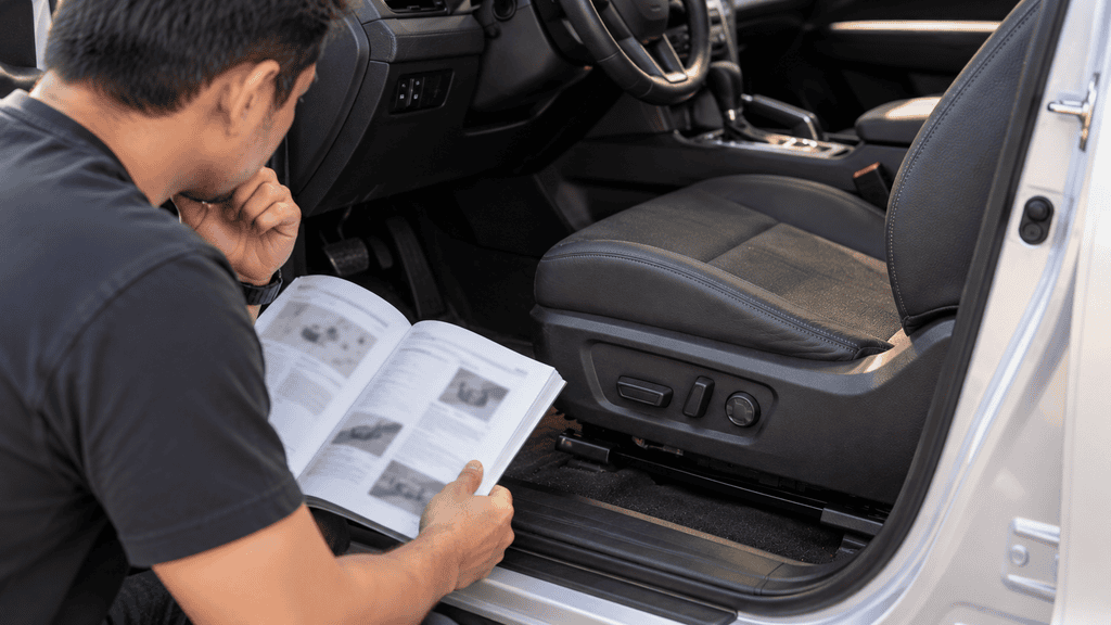 Checking the vehicle-specific procedure for a manual power-seat adjustment