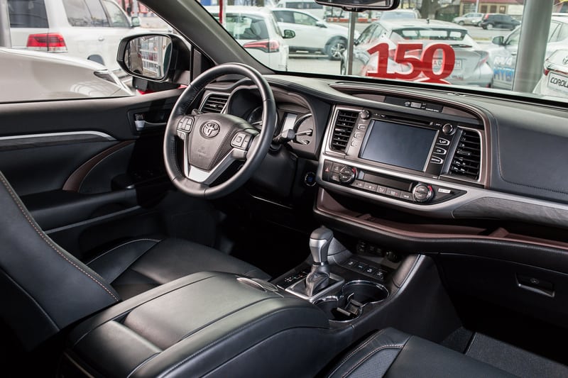 Motor Hills | 4Runner Vs Highlander Off Road: Which Is Better? Interior of a 2018 Toyota Highlander at a car dealership