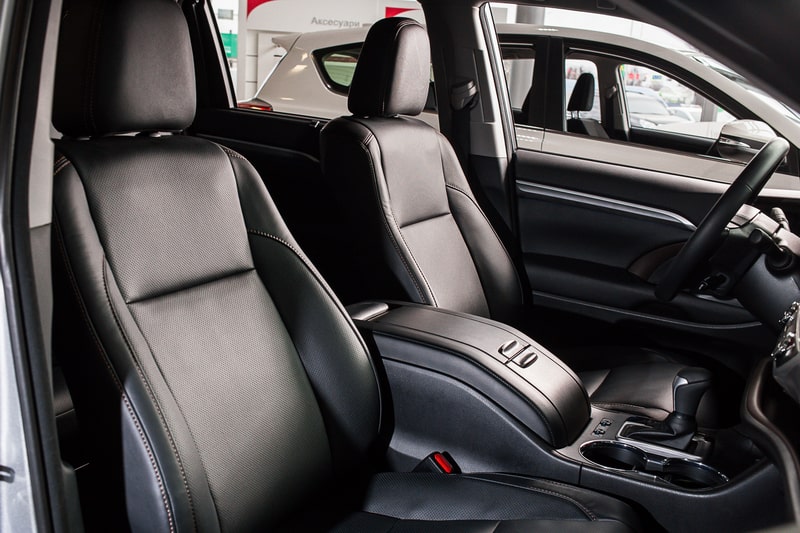 Motor Hills | 4Runner Vs Highlander Off Road: Which Is Better? Interior view of the cabin in a Toyota Highlander 2018