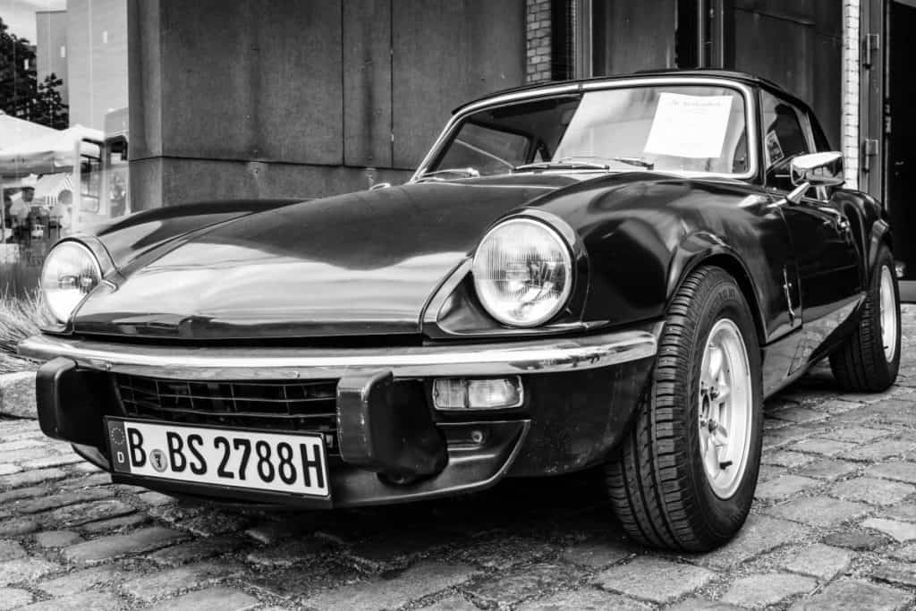 Motor Hills | MGB vs. Triumph Spitfire: Which Classic Car Reigns Supreme? MGB vs Triumph Spitfire - Classic Car