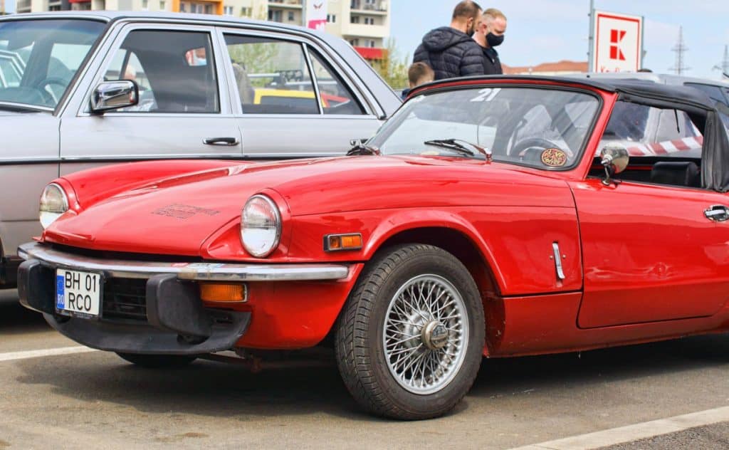 Motor Hills | MGB vs. Triumph Spitfire: Which Classic Car Reigns Supreme? MGB vs Triumph Spitfire - Classic Car